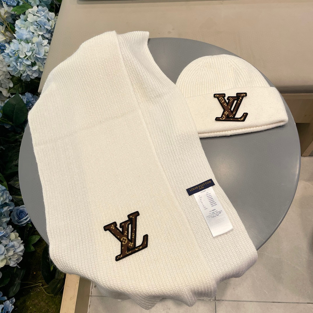 Lv家。【两件套-羊毛套装帽子】经典套装帽子！帽子➕围巾！暖暖哒超级舒服～冬日小姐姐减龄神器哦～这个冬天