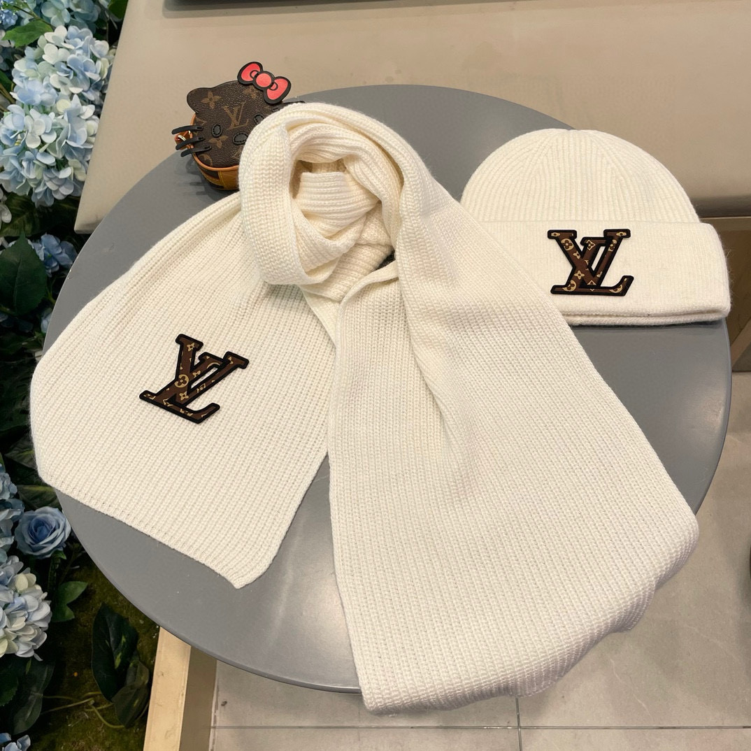 Lv家。【两件套-羊毛套装帽子】经典套装帽子！帽子➕围巾！暖暖哒超级舒服～冬日小姐姐减龄神器哦～这个冬天