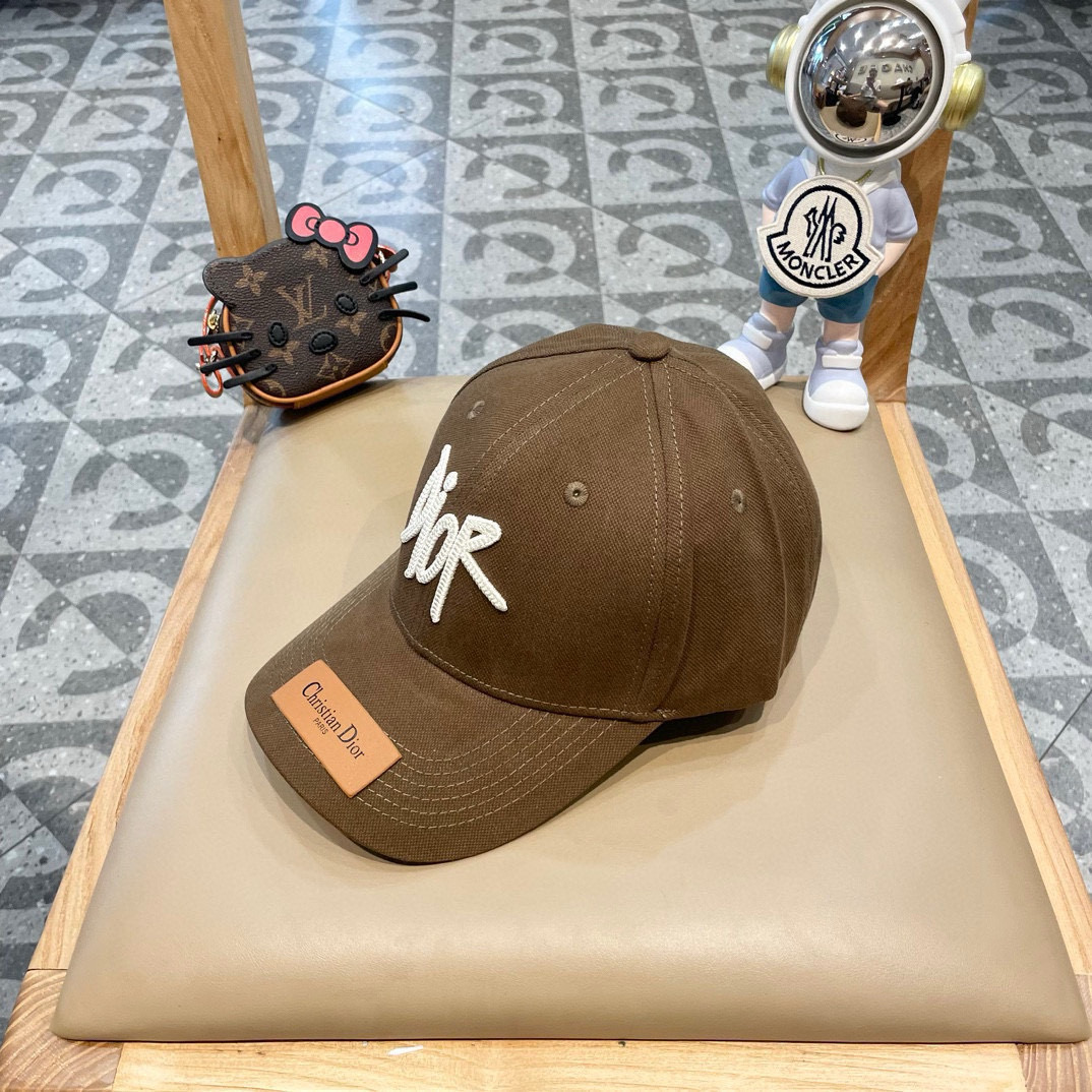  Dior迪奥棒球帽🧢简约大气❤时尚大方🌹低调奢华🥰防晒，时尚两不误，百搭款🙆🏻😱亲，赶紧入手吧🤩你值得