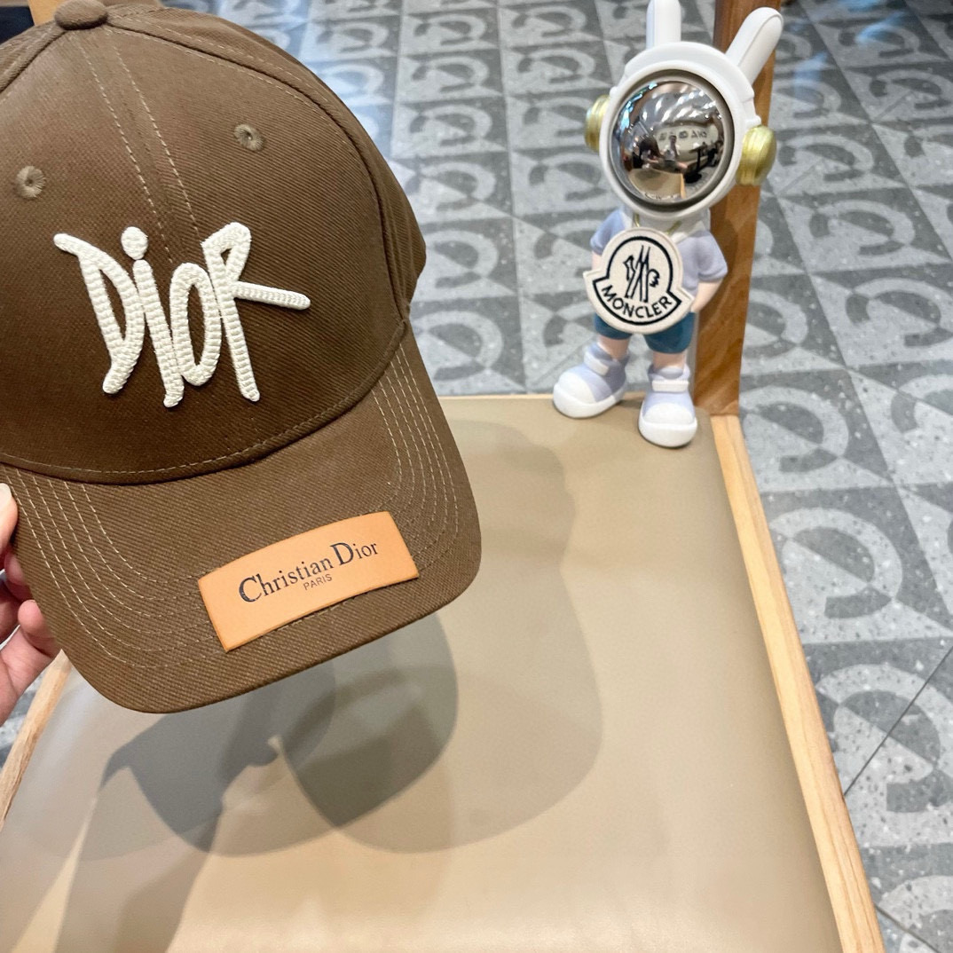  Dior迪奥棒球帽🧢简约大气❤时尚大方🌹低调奢华🥰防晒，时尚两不误，百搭款🙆🏻😱亲，赶紧入手吧🤩你值得
