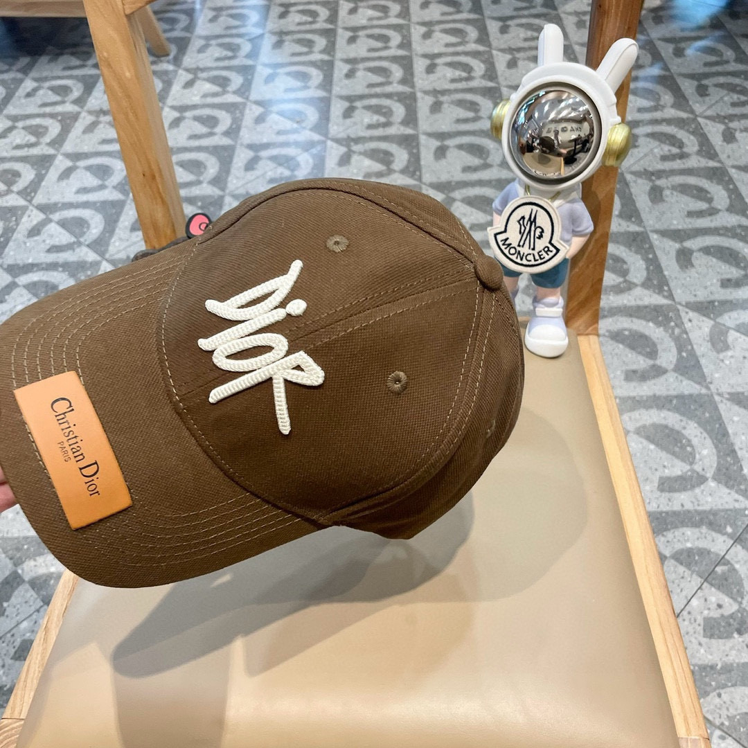  Dior迪奥棒球帽🧢简约大气❤时尚大方🌹低调奢华🥰防晒，时尚两不误，百搭款🙆🏻😱亲，赶紧入手吧🤩你值得