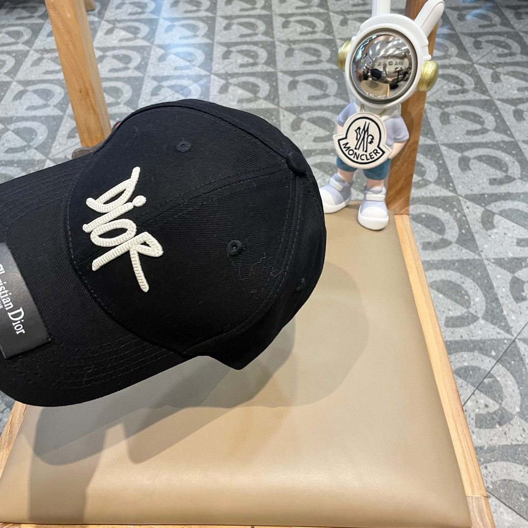  Dior迪奥棒球帽🧢简约大气❤时尚大方🌹低调奢华🥰防晒，时尚两不误，百搭款🙆🏻😱亲，赶紧入手吧🤩你值得