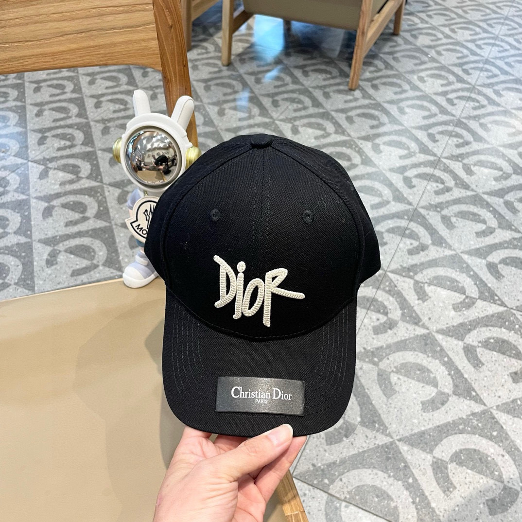  Dior迪奥棒球帽🧢简约大气❤时尚大方🌹低调奢华🥰防晒，时尚两不误，百搭款🙆🏻😱亲，赶紧入手吧🤩你值得