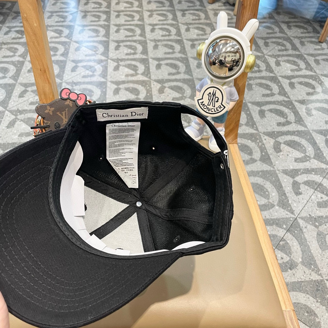  Dior迪奥棒球帽🧢简约大气❤时尚大方🌹低调奢华🥰防晒，时尚两不误，百搭款🙆🏻😱亲，赶紧入手吧🤩你值得