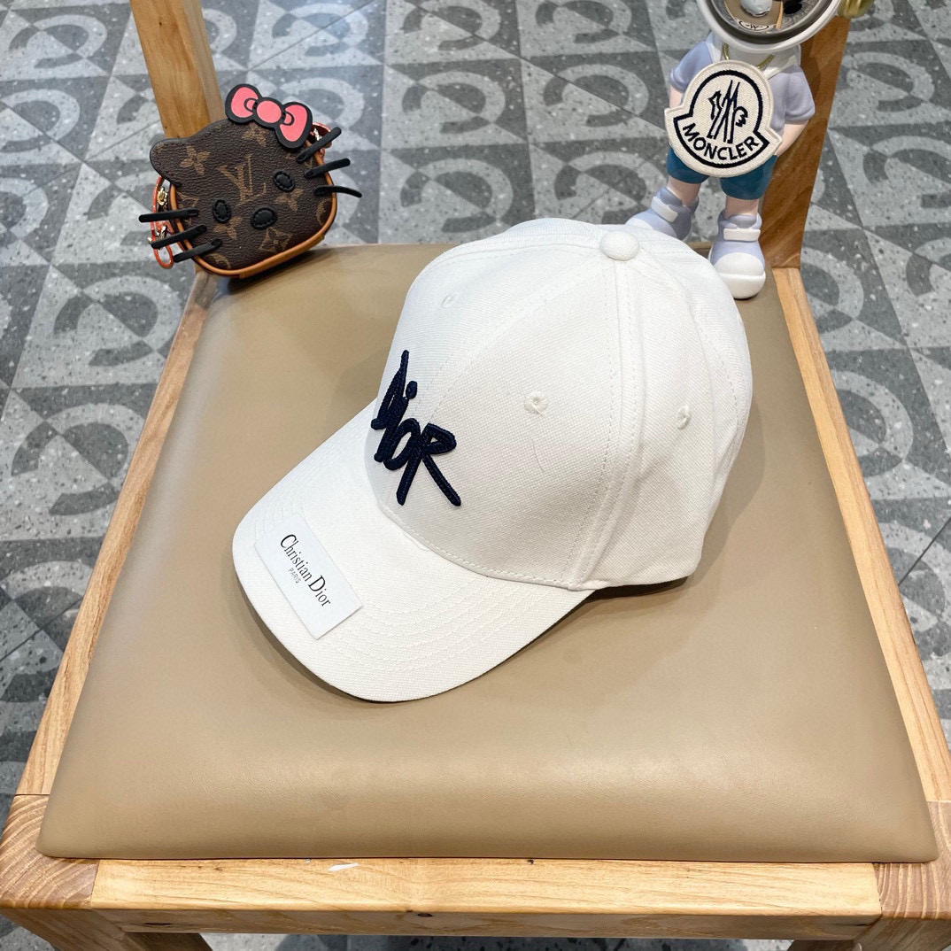  Dior迪奥棒球帽🧢简约大气❤时尚大方🌹低调奢华🥰防晒，时尚两不误，百搭款🙆🏻😱亲，赶紧入手吧🤩你值得