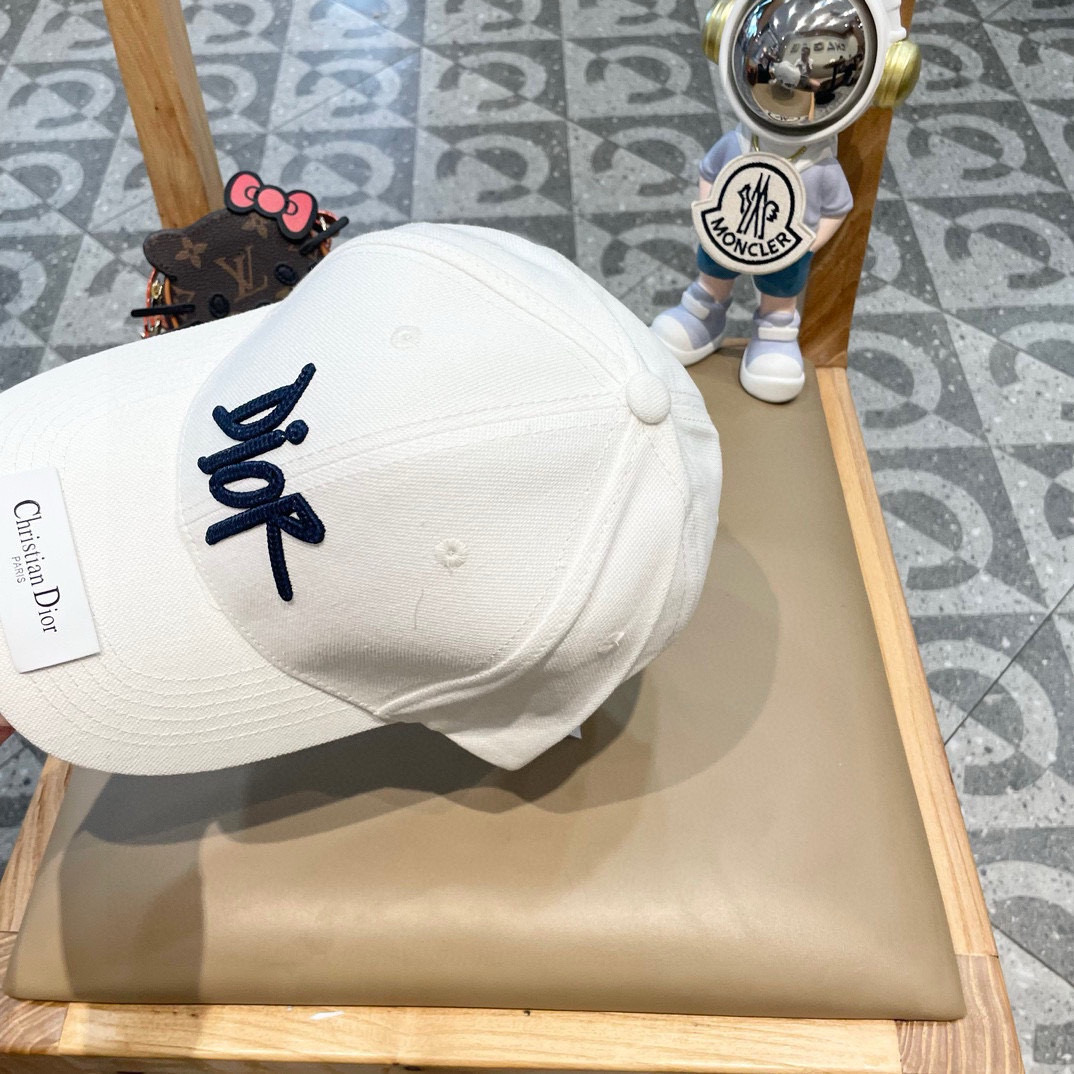  Dior迪奥棒球帽🧢简约大气❤时尚大方🌹低调奢华🥰防晒，时尚两不误，百搭款🙆🏻😱亲，赶紧入手吧🤩你值得
