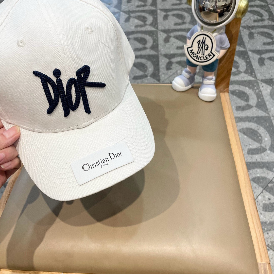  Dior迪奥棒球帽🧢简约大气❤时尚大方🌹低调奢华🥰防晒，时尚两不误，百搭款🙆🏻😱亲，赶紧入手吧🤩你值得