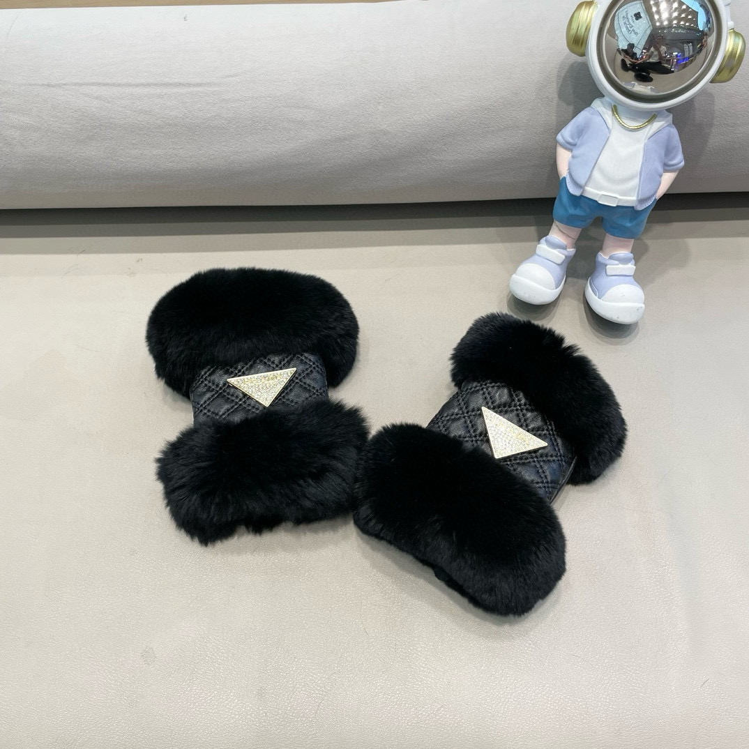 NO:294187,Praba Prada autumn and winter short lazy rabbit fur gloves are worth comparing the same style with different quality, instantly selling poor products in the market, imported first-class lambskin lazy rabbit fur with velvet inside, classic and outdated style. If you like half a finger, you can buy it, gloves, gloves, prada, prada, sheepskin, gloves19860909praba普拉达秋冬短款懒兔毛手套值得对比同款不同品质,秒杀市场差产品,进口一级羊皮懒兔毛内里加绒 经典不过时款.喜欢半指可以入手了,码数均码手套,手套,prada,prada,sheepskin,gloves,accessory