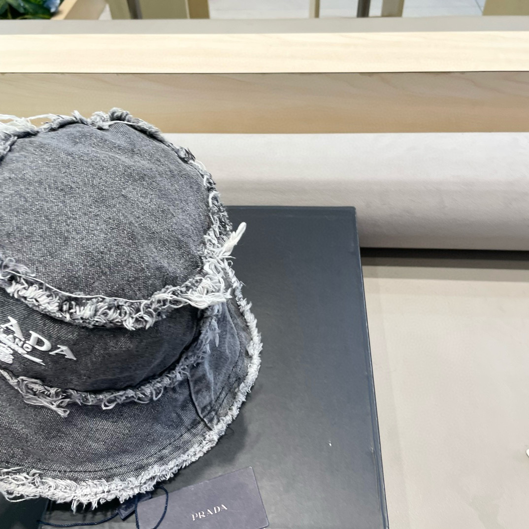  Prada 普拉达高品质牛仔布倒三角渔夫帽
洗水牛仔色，秀场同款，面料柔软舒适
百搭休闲款，闭眼入！