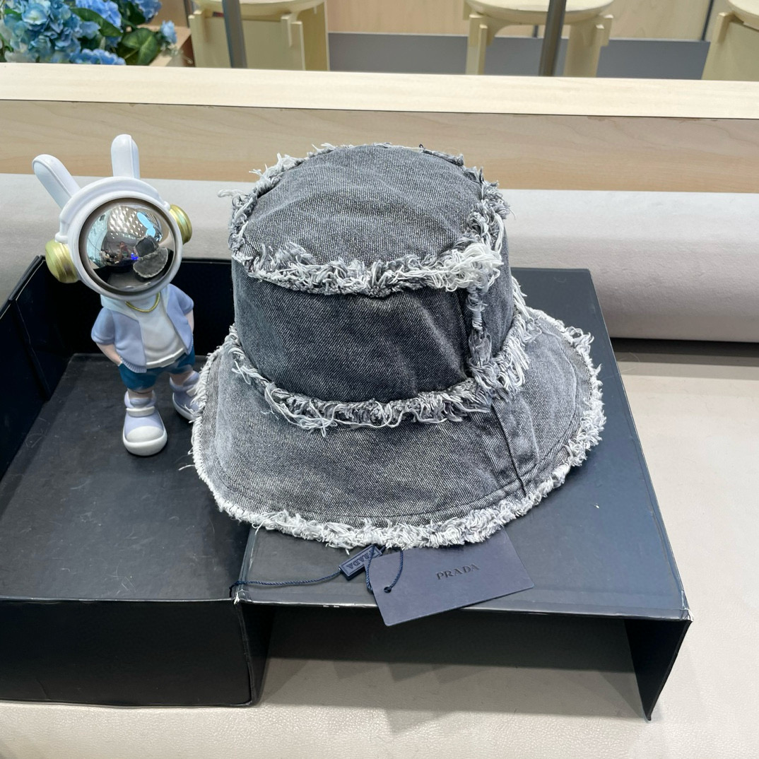  Prada 普拉达高品质牛仔布倒三角渔夫帽
洗水牛仔色，秀场同款，面料柔软舒适
百搭休闲款，闭眼入！