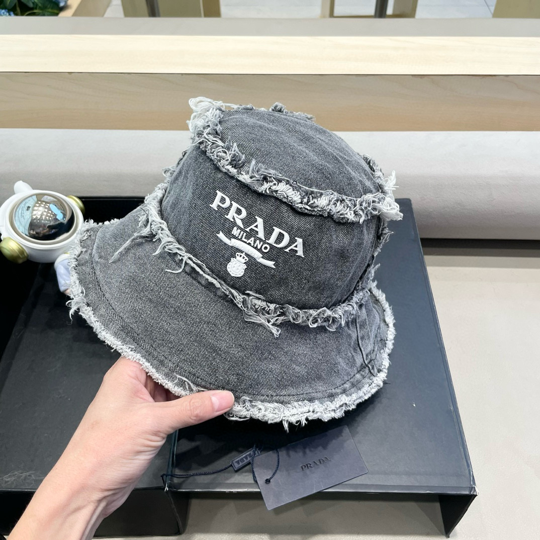  Prada 普拉达高品质牛仔布倒三角渔夫帽
洗水牛仔色，秀场同款，面料柔软舒适
百搭休闲款，闭眼入！
