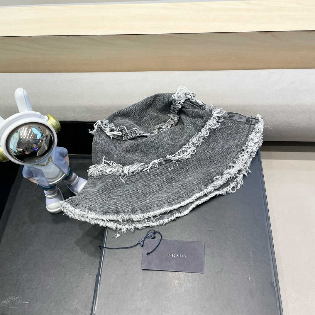  Prada 普拉达高品质牛仔布倒三角渔夫帽
洗水牛仔色，秀场同款，面料柔软舒适
百搭休闲款，闭眼入！
