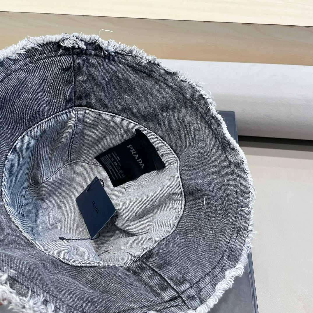  Prada 普拉达高品质牛仔布倒三角渔夫帽
洗水牛仔色，秀场同款，面料柔软舒适
百搭休闲款，闭眼入！