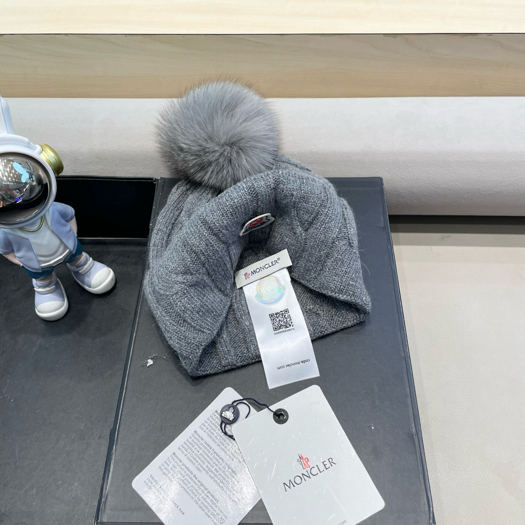  蒙口MONCLER高品质狐狸毛球针织兔羊毛毛线帽
超经典不过时的一款秋冬冷帽🥶
懂货的小姐姐必入款，帽