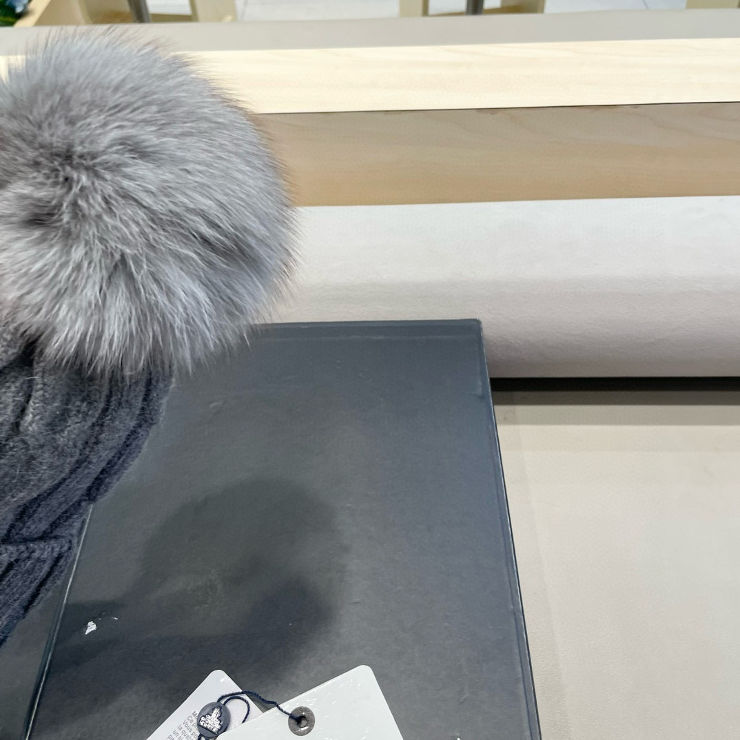  蒙口MONCLER高品质狐狸毛球针织兔羊毛毛线帽
超经典不过时的一款秋冬冷帽🥶
懂货的小姐姐必入款，帽