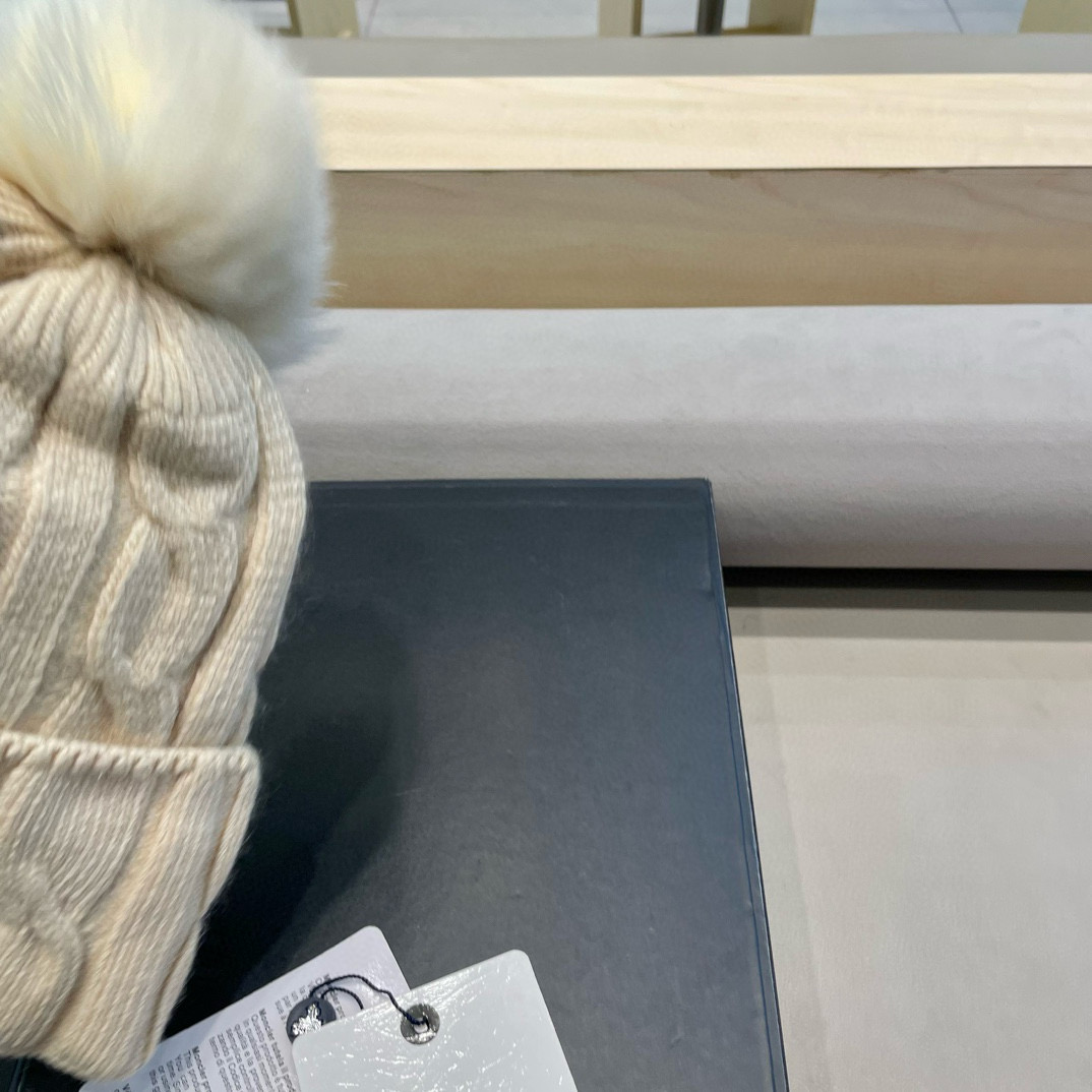  蒙口MONCLER高品质狐狸毛球针织兔羊毛毛线帽
超经典不过时的一款秋冬冷帽🥶
懂货的小姐姐必入款，帽