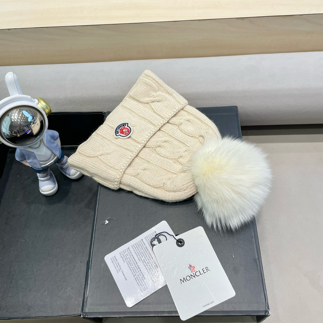  蒙口MONCLER高品质狐狸毛球针织兔羊毛毛线帽
超经典不过时的一款秋冬冷帽🥶
懂货的小姐姐必入款，帽