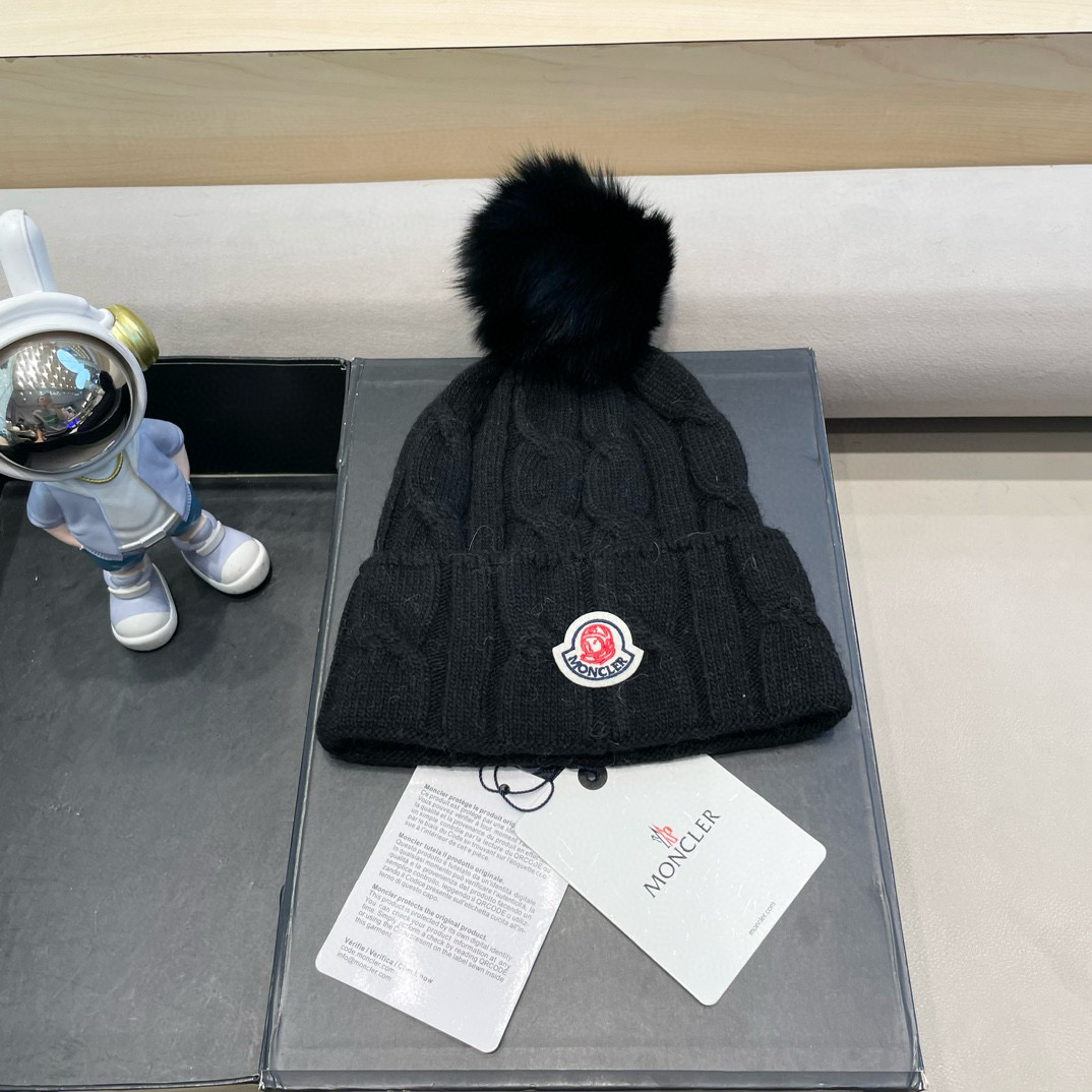  蒙口MONCLER高品质狐狸毛球针织兔羊毛毛线帽
超经典不过时的一款秋冬冷帽🥶
懂货的小姐姐必入款，帽