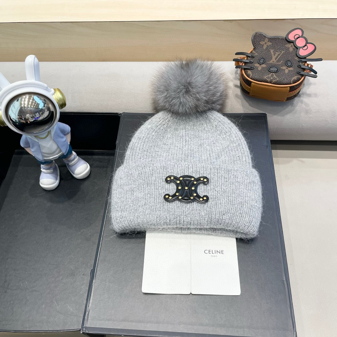 NO:221194,CELINE Knitted Wool Cap with Balls!  My little sister’s favorite winter ~ It looks good with any clothes!  A cute and age-reducing style~ with many colors, versatile~ The fur ball is equipped with screened fur balls!  Instead of the cheap fake wool balls on the market!  The fur balls are very soft and shiny!  Get it quickly ~ Hat Fisherman's hat Baseball hat Knitted hat, hat, celine, espadrilles, hats19860909CELINE塞琳带球针织毛线帽！小姐姐的冬日最爱～随便搭配什么衣服都好看！又减龄又显可爱的一款～颜色很多,随心百搭～毛球配的是筛选过的真狐狸毛球！而不是市面上那种便宜的假毛球！毛球非常柔软,有光泽！快快入手～帽子渔夫帽棒球帽针织帽,帽子,celine,espadrilles,hats,hat