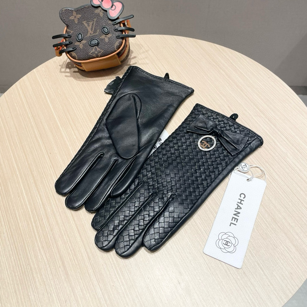 NO:640155,Women's 2025 new exclusive first touch screen gloves Chanel Chanel [original quality] official website synchronized women's new high-end sheepskin gloves are the first choice of goddesses. Don't miss 100% imported sheepskin. The leather is fine and soft. Look for imported sheepskin with a special feel and cashmere lining for better warmth. Butterfly double C goddess Jimei is a must-have. Top-notch workmanship. No details are spared. Authentic open version. Counter one to one. Size M.  L gloves, gloves, chanel, chanel, sheepskin, gloves19860909女款2025新款独家首发触屏手套 Chanel香奈儿【原单品质】官网同步女士新款高档羊皮手套女神首选 不可错过百分百选用进口羊皮 皮质细腻柔软 认准进口羊皮特有手感羊绒内里保暖更佳 蝴蝶双C女神集美们必备顶级做工任何细节都不放过正品开版 专柜一比一 码数Ｍ L手套,手套,chanel,chanel,sheepskin,gloves,accessory