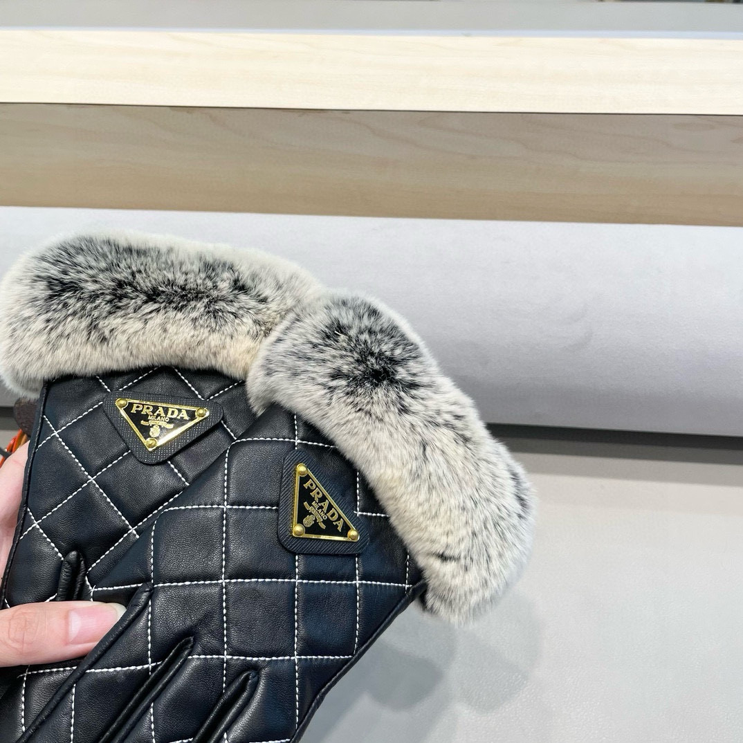 普拉达秋冬懒兔毛手套👍值得对比。。同款不同品质，秒杀市场差产品，进口一级羊皮➕懒兔毛内里加绒 🙌[愉快]