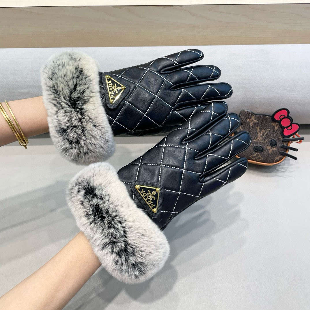 普拉达秋冬懒兔毛手套👍值得对比。。同款不同品质，秒杀市场差产品，进口一级羊皮➕懒兔毛内里加绒 🙌[愉快]
