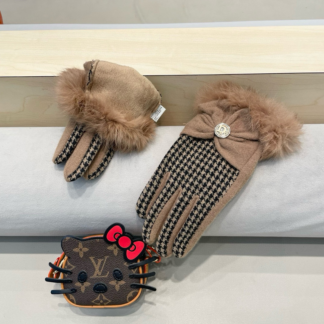 DIOR迪奥秋冬懒兔毛羊毛手套👍值得对比。。同款不同品质，秒杀市场差产品，羊毛十懒兔毛内里加绒 🙌经典不