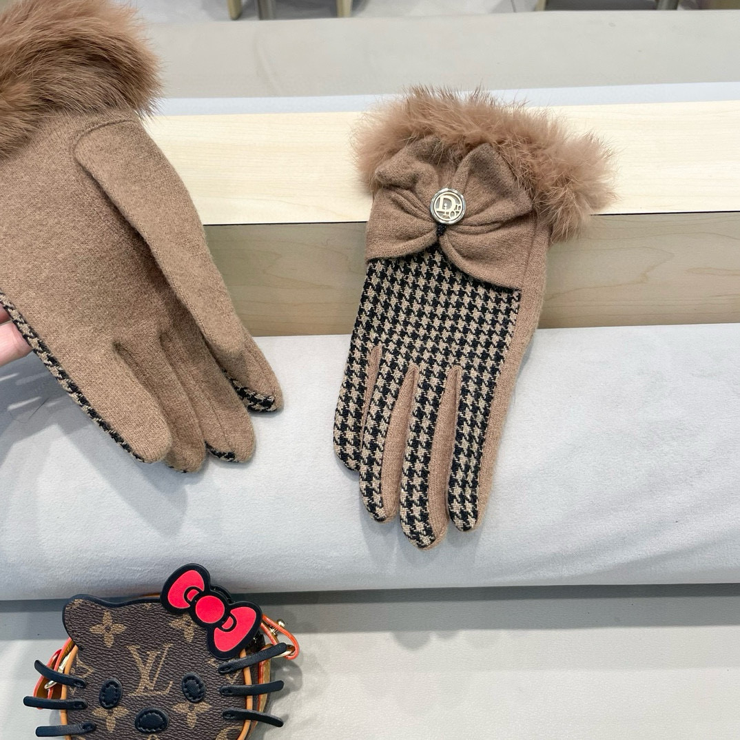 DIOR迪奥秋冬懒兔毛羊毛手套👍值得对比。。同款不同品质，秒杀市场差产品，羊毛十懒兔毛内里加绒 🙌经典不
