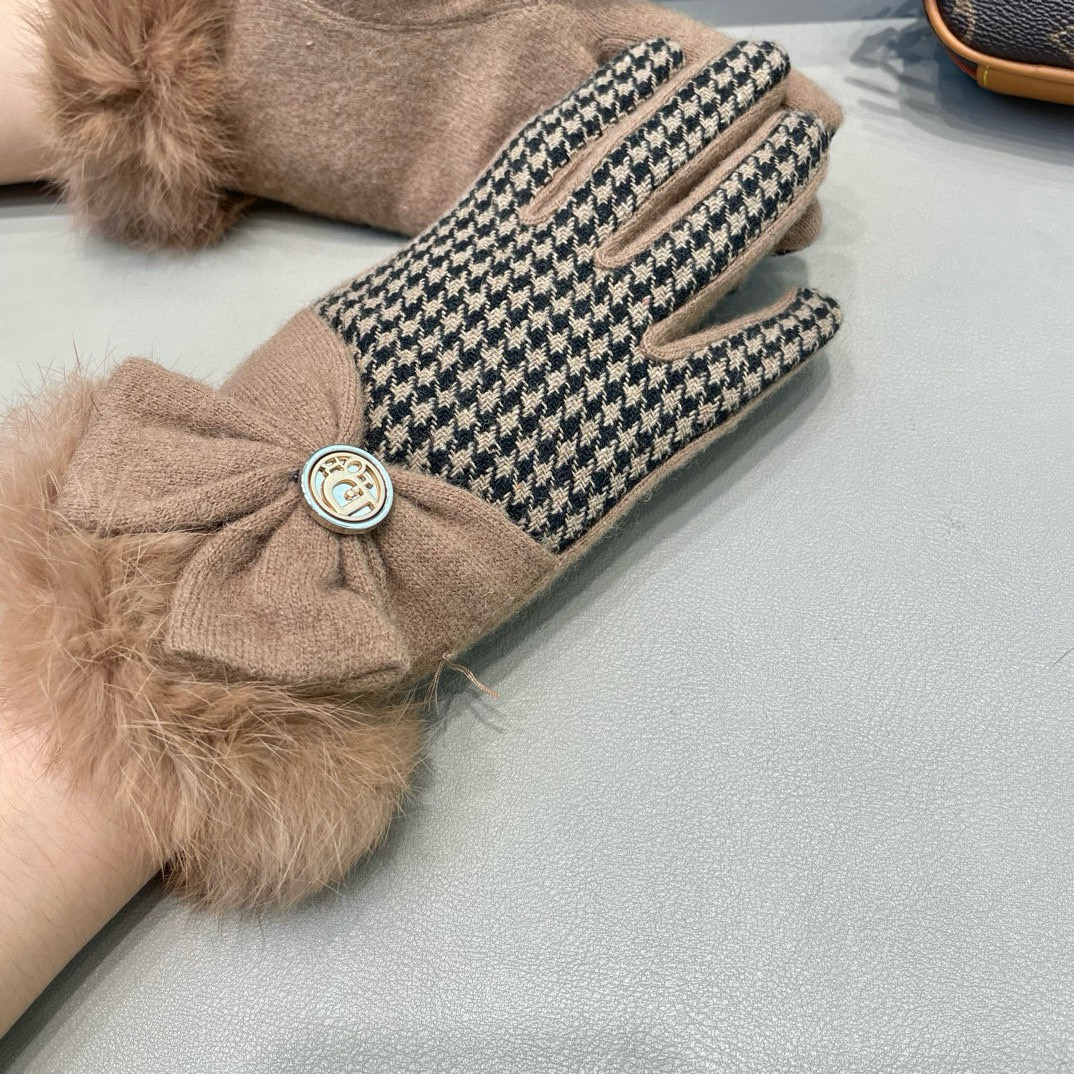 DIOR迪奥秋冬懒兔毛羊毛手套👍值得对比。。同款不同品质，秒杀市场差产品，羊毛十懒兔毛内里加绒 🙌经典不