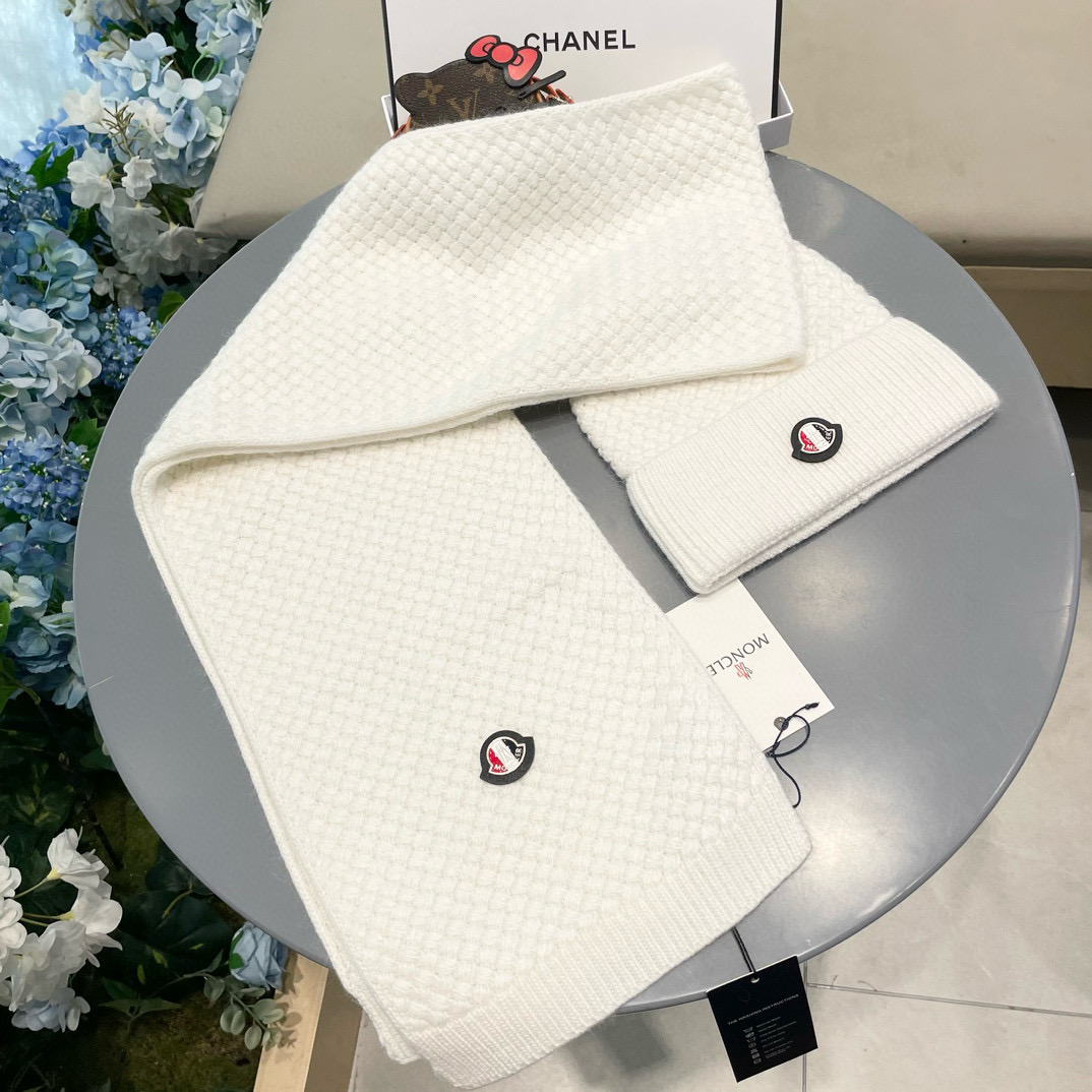 “Moncler Wool Rabbit Hat and Scarf: Warm and Stylish Unisex Couple Set” - 图片 4