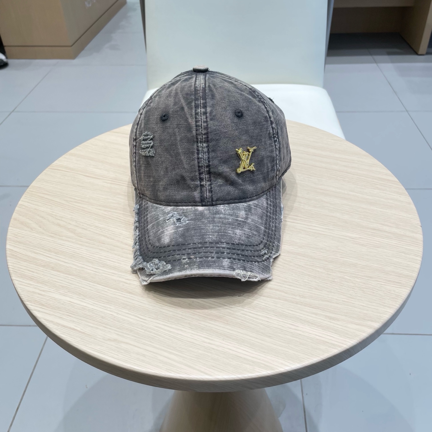 NO:220235,LV Louis Vuitton 2025 spring and summer original single embroidered baseball cap light and breathable. Perfect style, exclusive physical shot, suitable hat for men and women, fisherman hat baseball cap knit hat, hat, louis vuitton, louis vuitton, espadrilles, hats19860909LV路易威登2025春夏原单刺绣棒球帽 轻盈透气.完美版型,独家实物拍摄,男女适用帽子渔夫帽棒球帽针织帽,帽子,louis vuitton,louis vuitton,espadrilles,hats,hat