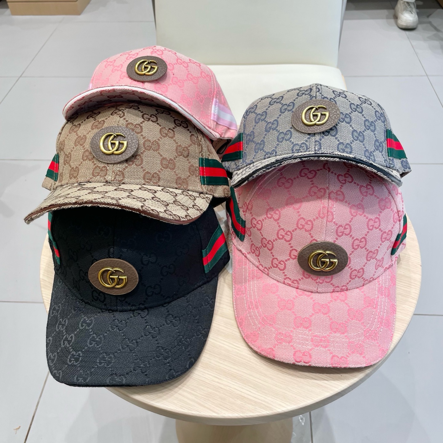 NO:220246,GUCCI Gucci Simple baseball cap, very trendy!  Casual sports style, classic production, super easy to wear clothes!  Hat fisherman hat baseball hat knit hat, hat, gucci, espadrilles, hats19860909GUCCI古奇 简约棒球帽,很潮！休闲运动款,经典制作,超级好搭衣服！帽子渔夫帽棒球帽针织帽,帽子,gucci,espadrilles,hats,hat