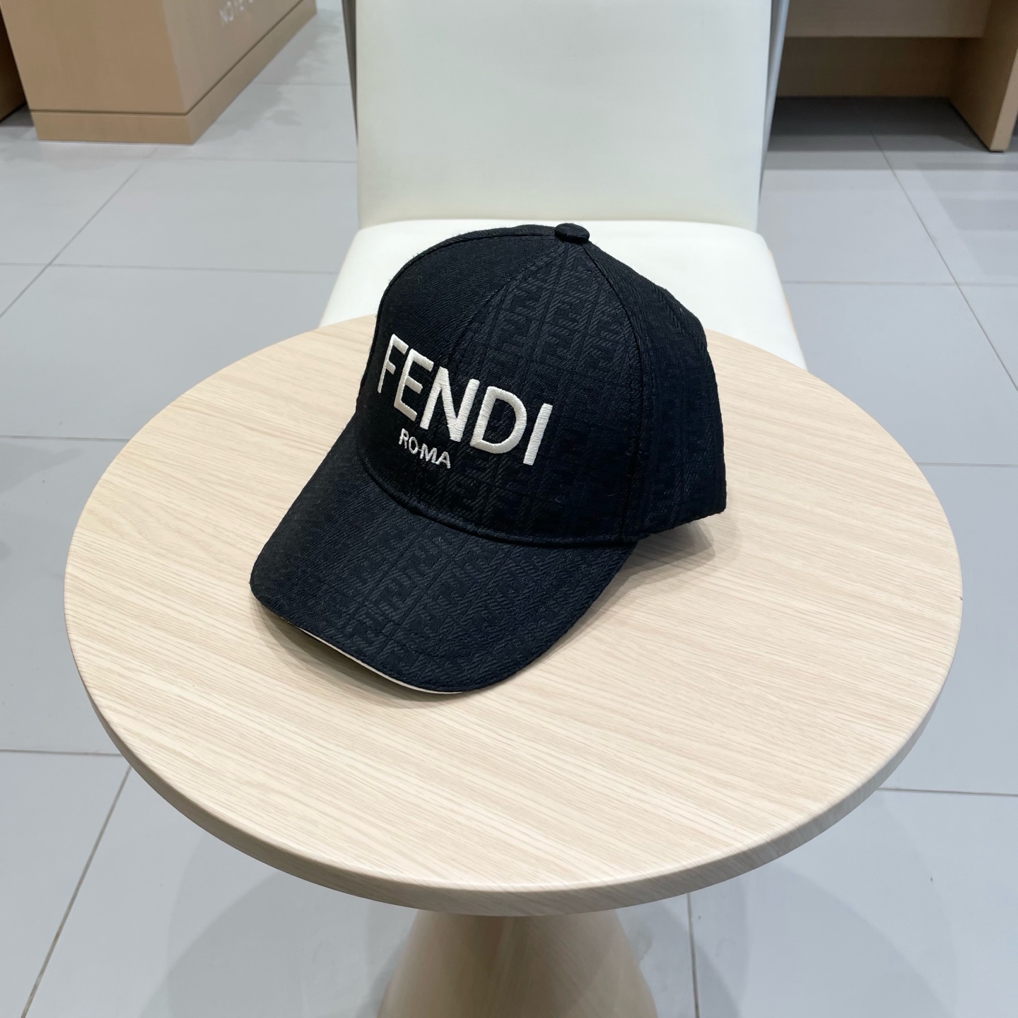  FENDI芬迪2025新款 老花系列棒球帽🧢 经典FF中古单品，气质穿搭单品，质量杠杠👍