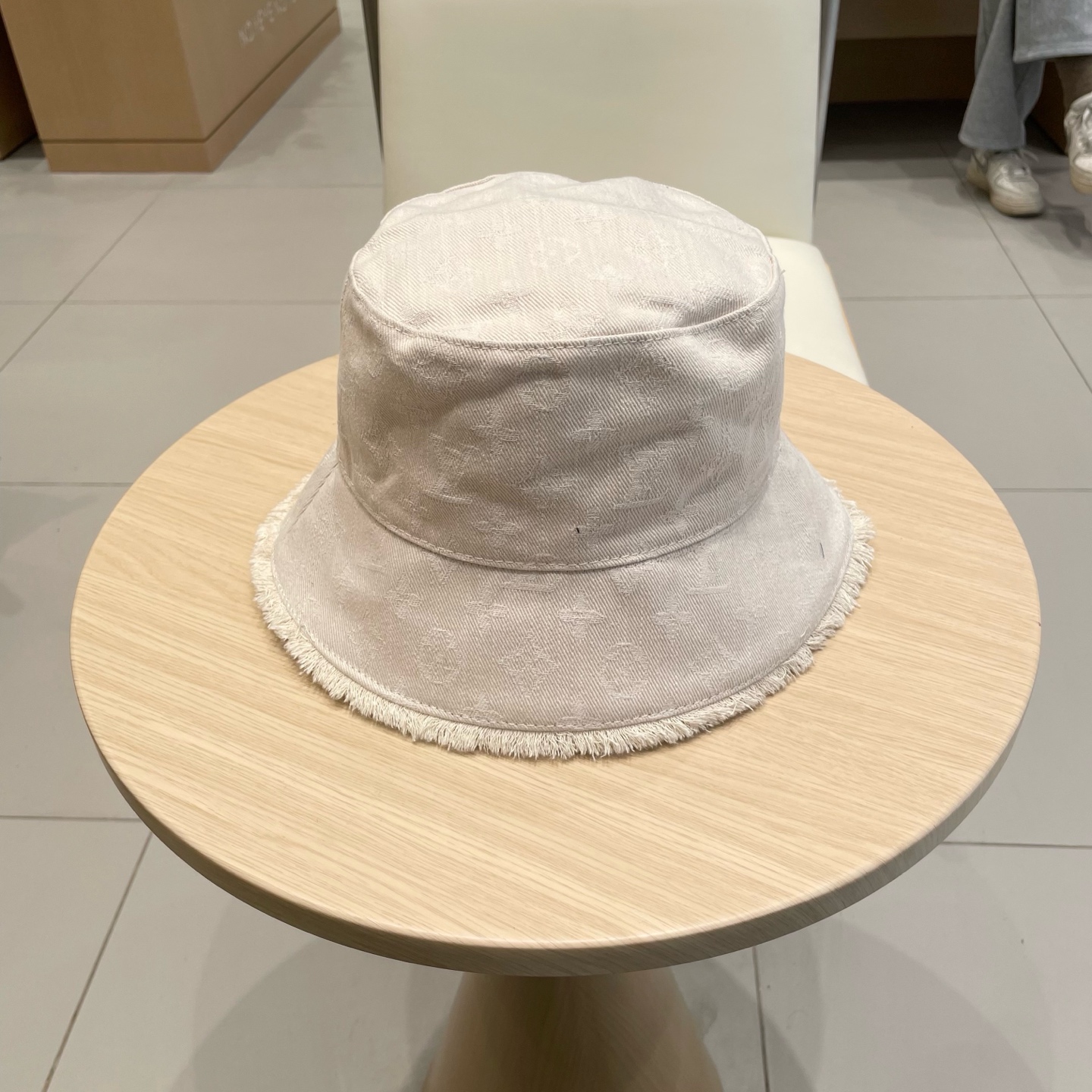    LV路易威登官网高版本 新款牛仔渔夫帽
火爆技术升级，洗水牛仔风街头风十足
更符合现在时尚小哥哥小