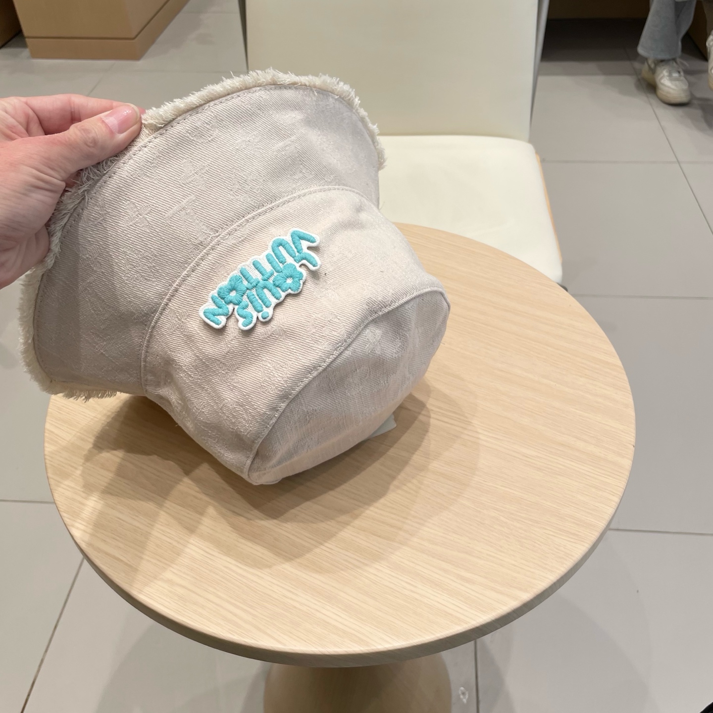    LV路易威登官网高版本 新款牛仔渔夫帽
火爆技术升级，洗水牛仔风街头风十足
更符合现在时尚小哥哥小