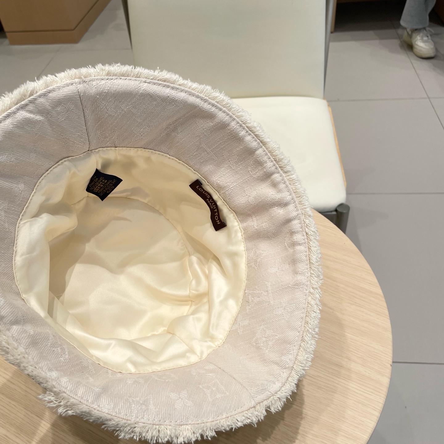    LV路易威登官网高版本 新款牛仔渔夫帽
火爆技术升级，洗水牛仔风街头风十足
更符合现在时尚小哥哥小