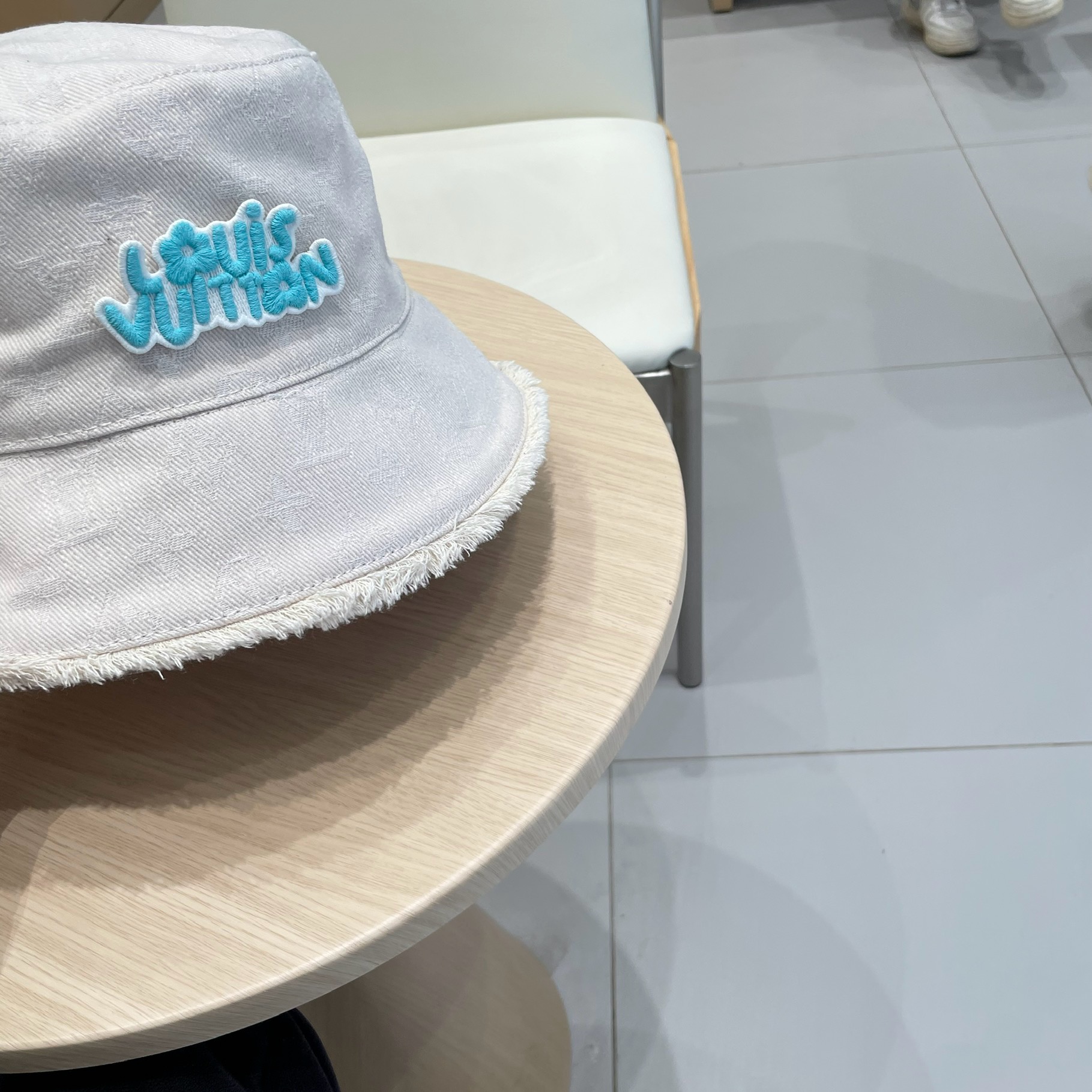    LV路易威登官网高版本 新款牛仔渔夫帽
火爆技术升级，洗水牛仔风街头风十足
更符合现在时尚小哥哥小