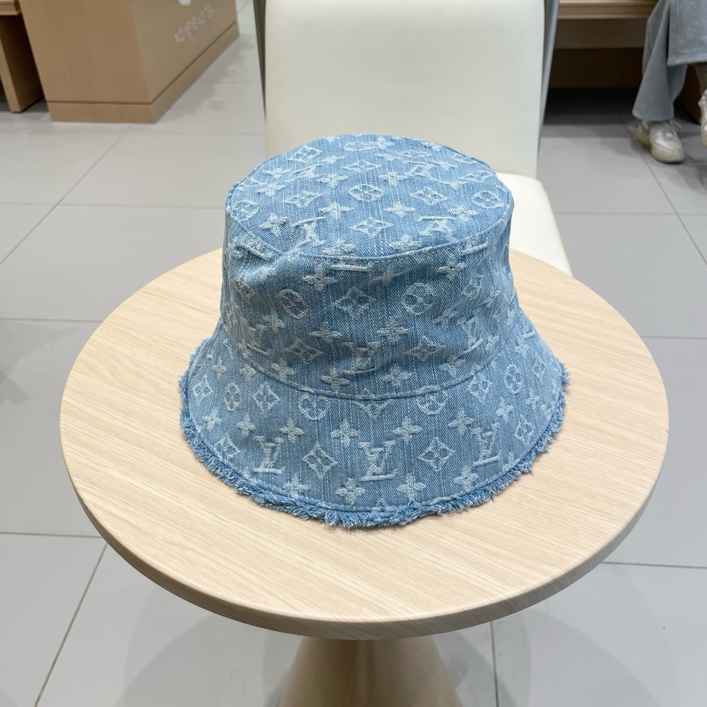    LV路易威登官网高版本 新款牛仔渔夫帽
火爆技术升级，洗水牛仔风街头风十足
更符合现在时尚小哥哥小