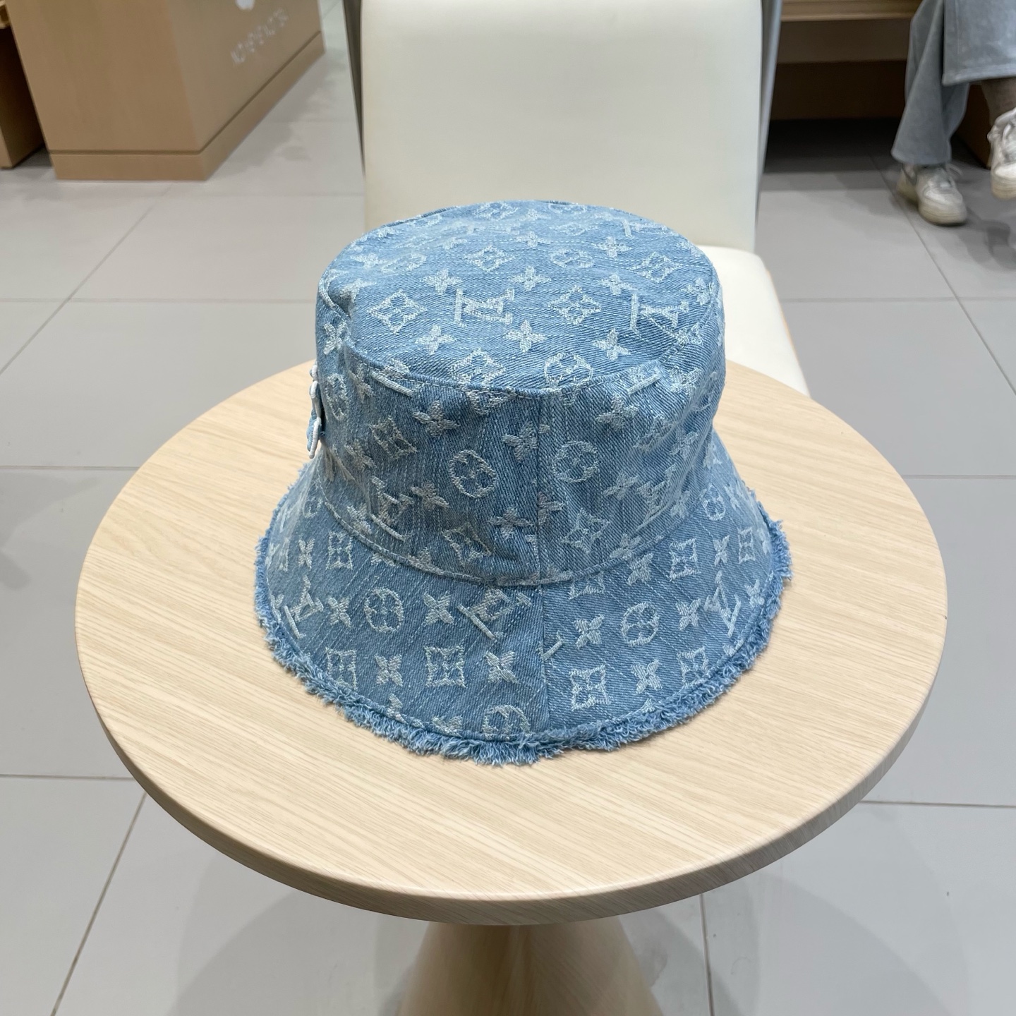    LV路易威登官网高版本 新款牛仔渔夫帽
火爆技术升级，洗水牛仔风街头风十足
更符合现在时尚小哥哥小