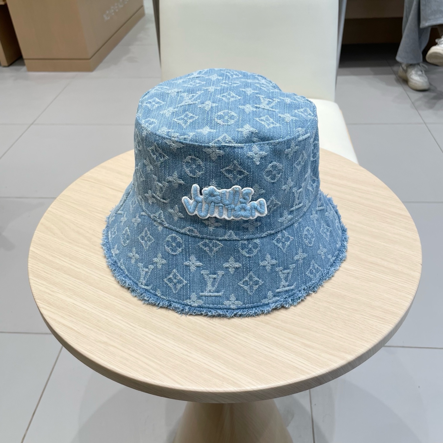    LV路易威登官网高版本 新款牛仔渔夫帽
火爆技术升级，洗水牛仔风街头风十足
更符合现在时尚小哥哥小