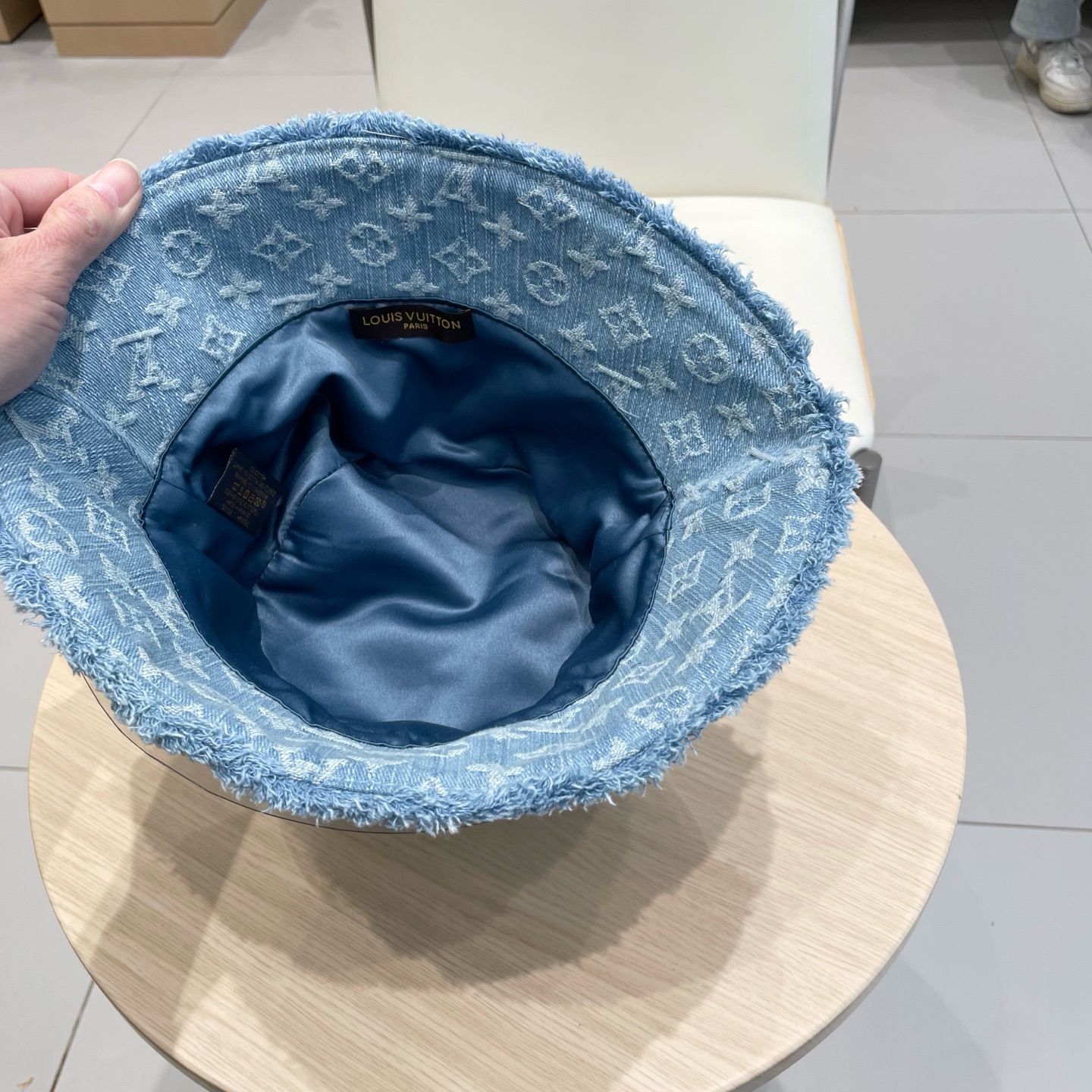    LV路易威登官网高版本 新款牛仔渔夫帽
火爆技术升级，洗水牛仔风街头风十足
更符合现在时尚小哥哥小