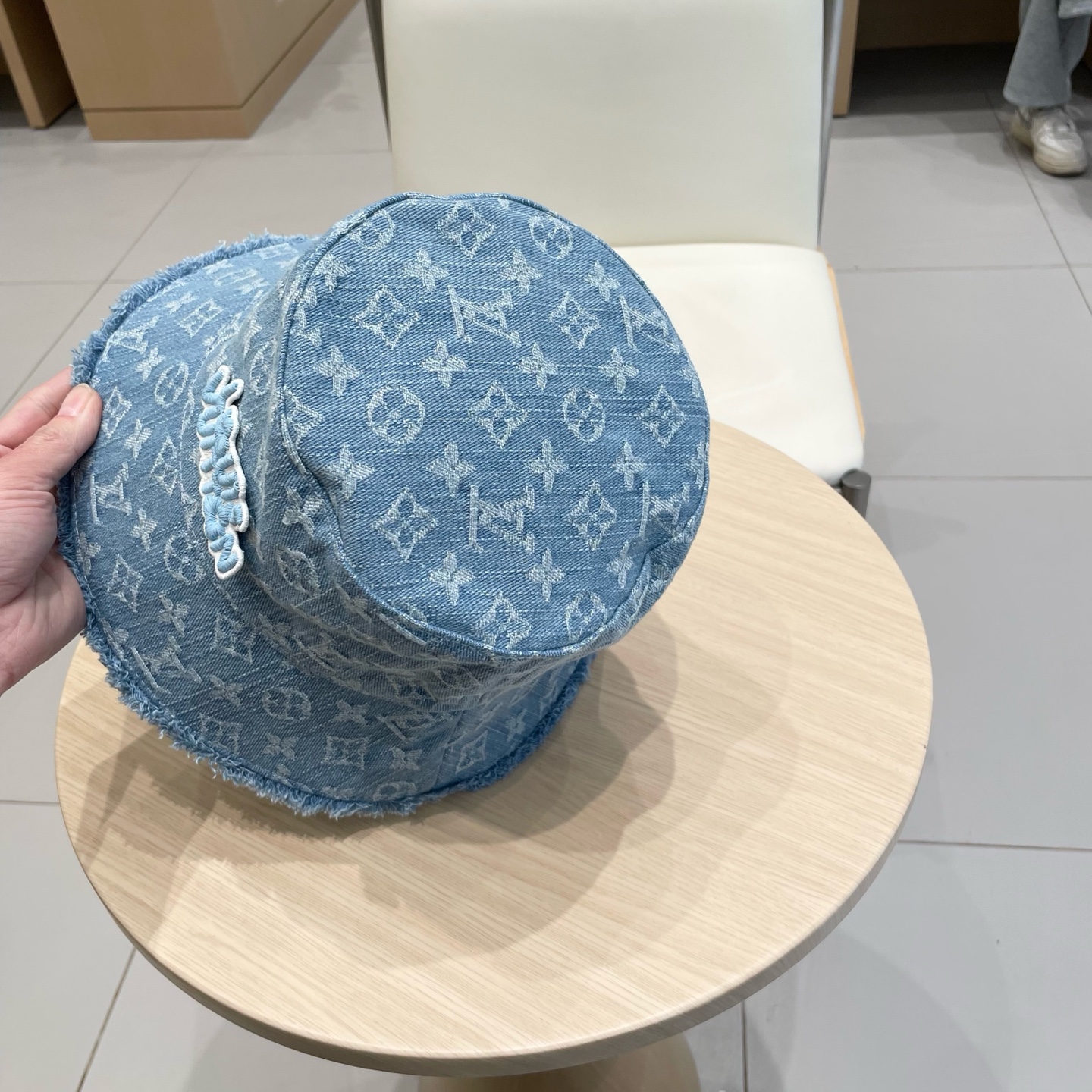    LV路易威登官网高版本 新款牛仔渔夫帽
火爆技术升级，洗水牛仔风街头风十足
更符合现在时尚小哥哥小