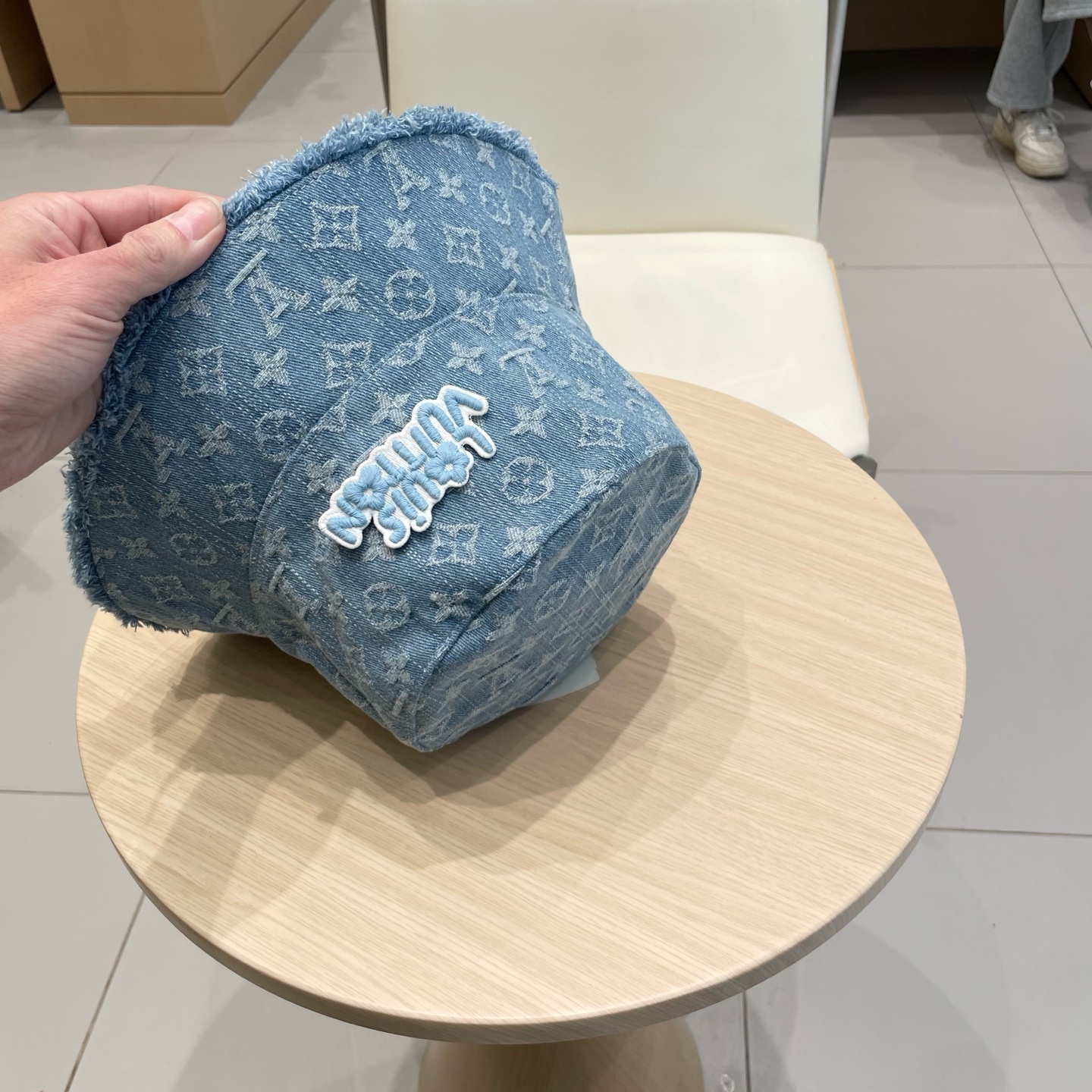    LV路易威登官网高版本 新款牛仔渔夫帽
火爆技术升级，洗水牛仔风街头风十足
更符合现在时尚小哥哥小