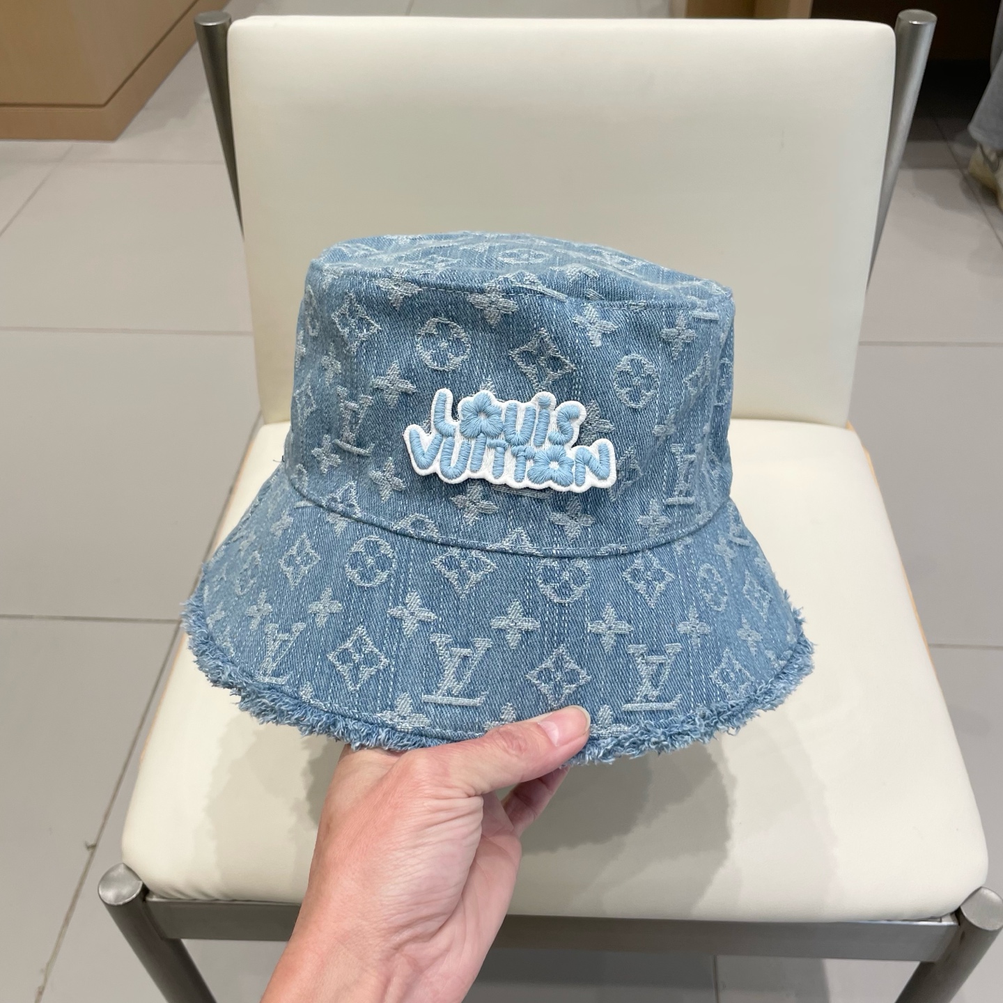    LV路易威登官网高版本 新款牛仔渔夫帽
火爆技术升级，洗水牛仔风街头风十足
更符合现在时尚小哥哥小