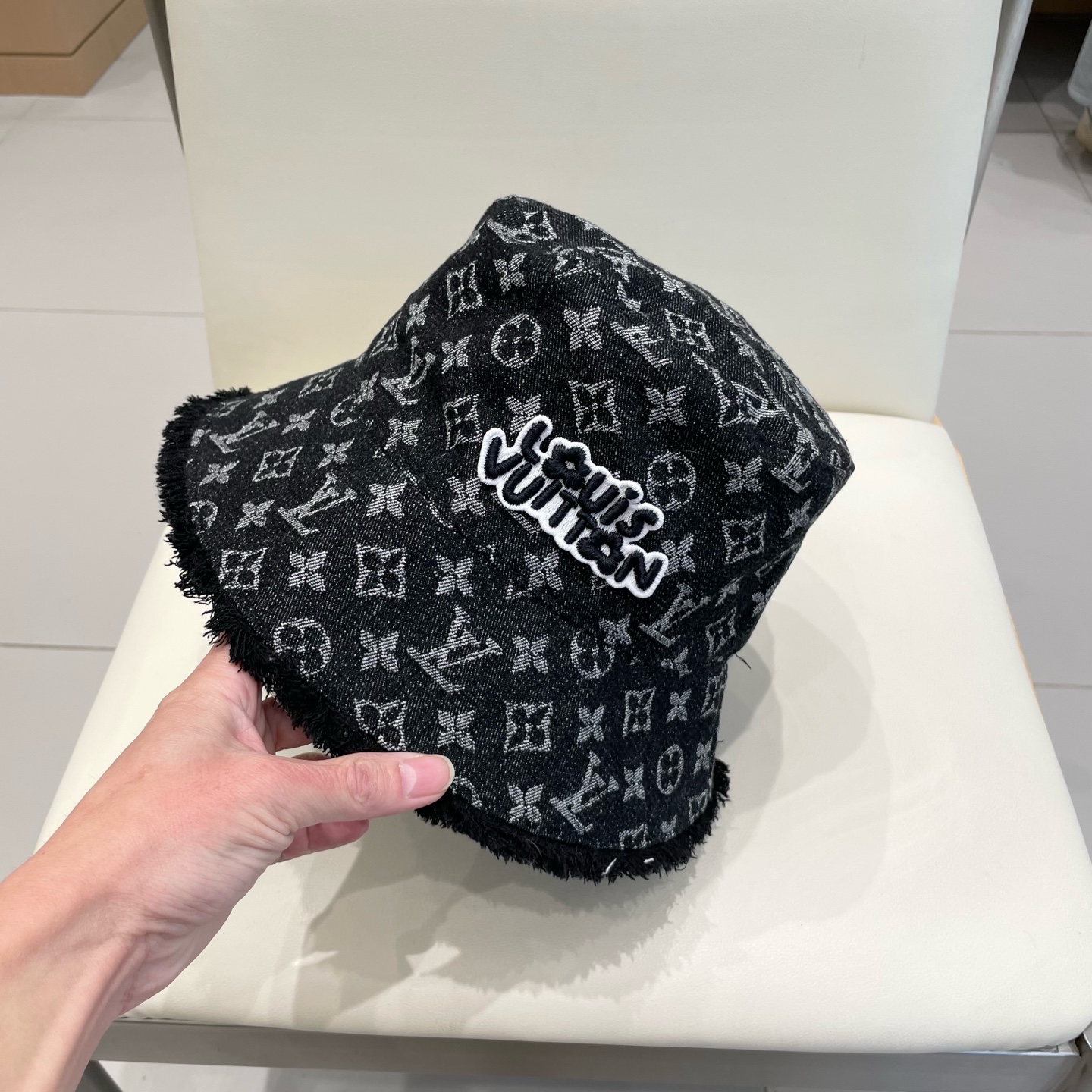    LV路易威登官网高版本 新款牛仔渔夫帽
火爆技术升级，洗水牛仔风街头风十足
更符合现在时尚小哥哥小