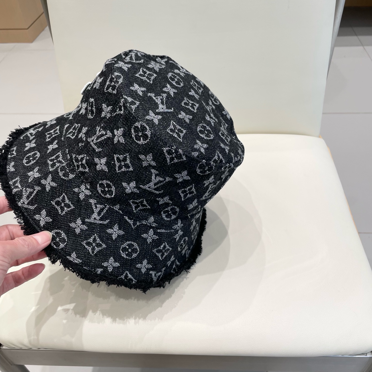    LV路易威登官网高版本 新款牛仔渔夫帽
火爆技术升级，洗水牛仔风街头风十足
更符合现在时尚小哥哥小