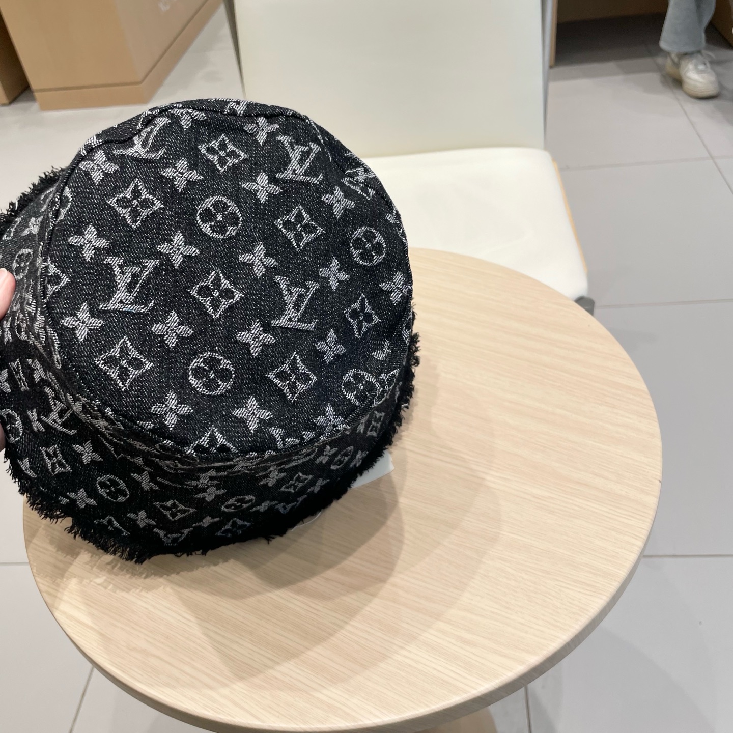    LV路易威登官网高版本 新款牛仔渔夫帽
火爆技术升级，洗水牛仔风街头风十足
更符合现在时尚小哥哥小