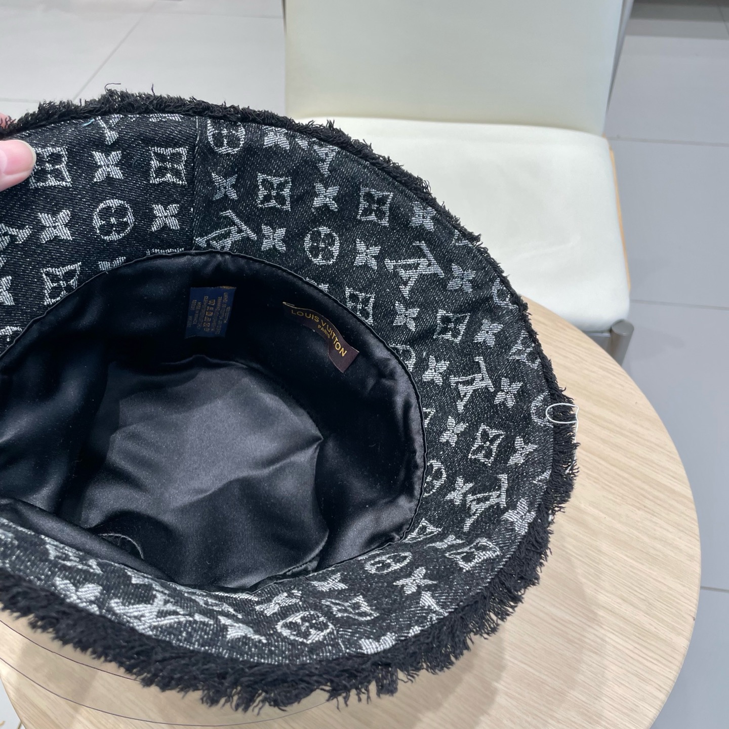    LV路易威登官网高版本 新款牛仔渔夫帽
火爆技术升级，洗水牛仔风街头风十足
更符合现在时尚小哥哥小