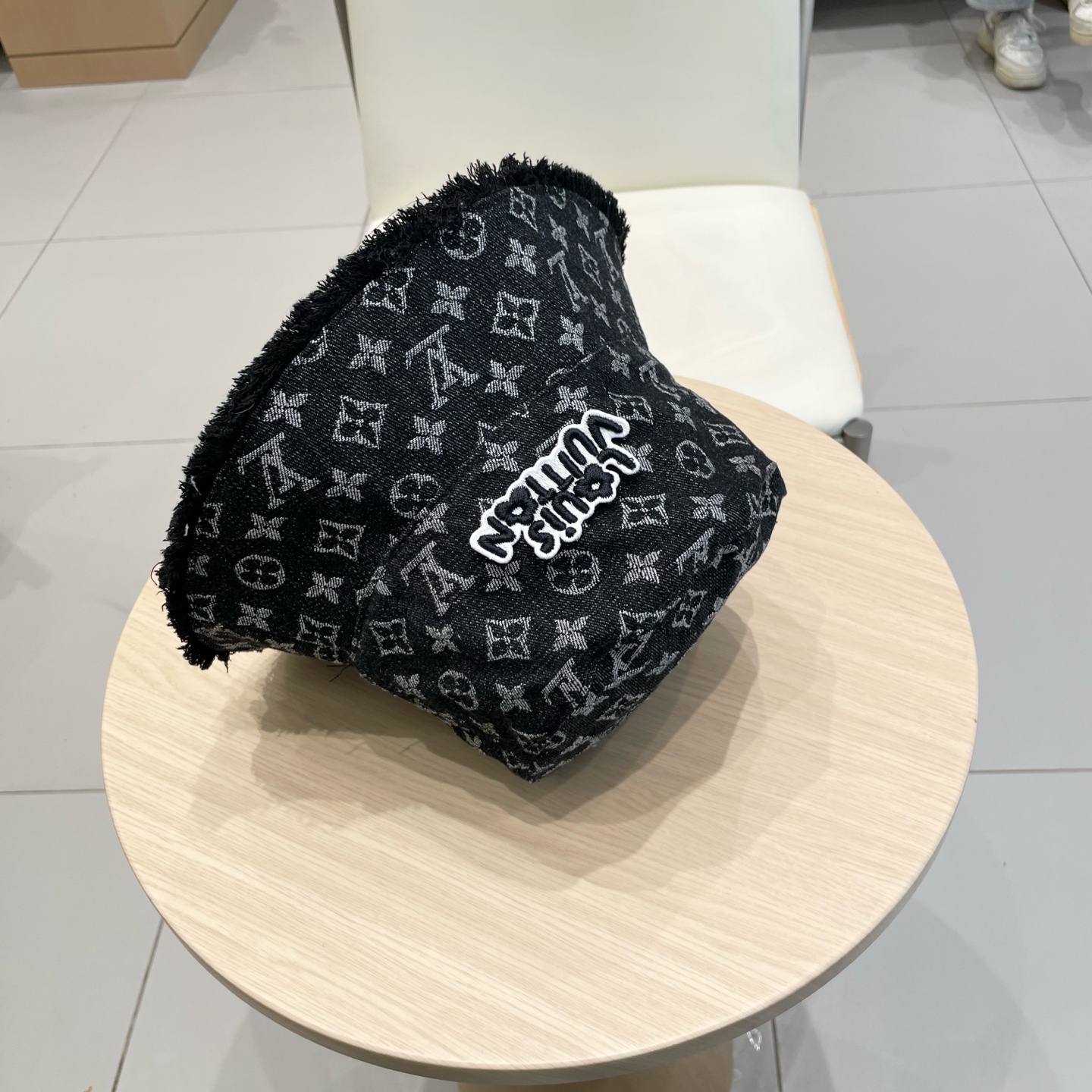    LV路易威登官网高版本 新款牛仔渔夫帽
火爆技术升级，洗水牛仔风街头风十足
更符合现在时尚小哥哥小