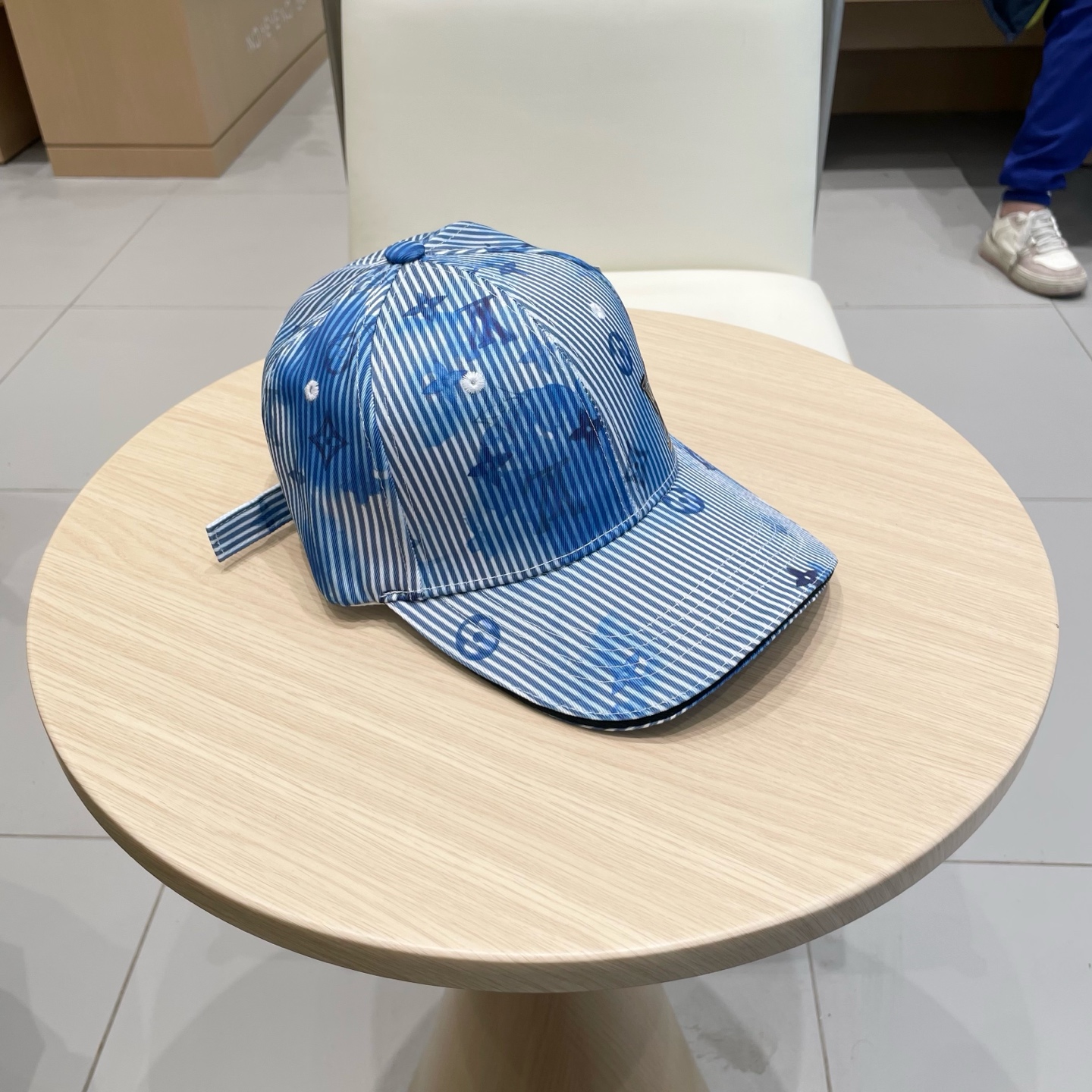 棒球帽 渔夫帽  LV路易威登春夏原单刺绣棒球帽  轻盈透气。完美版型，独家实物拍摄，男女适用